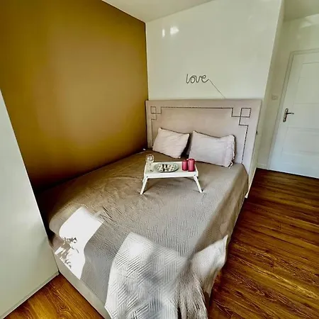 Apartment Manhattan Place & Movie Projector *