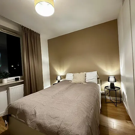 Manhattan Place & Movie Projector Varšava