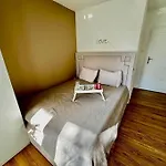 Διαμέρισμα Manhattan Place & Movie Projector *